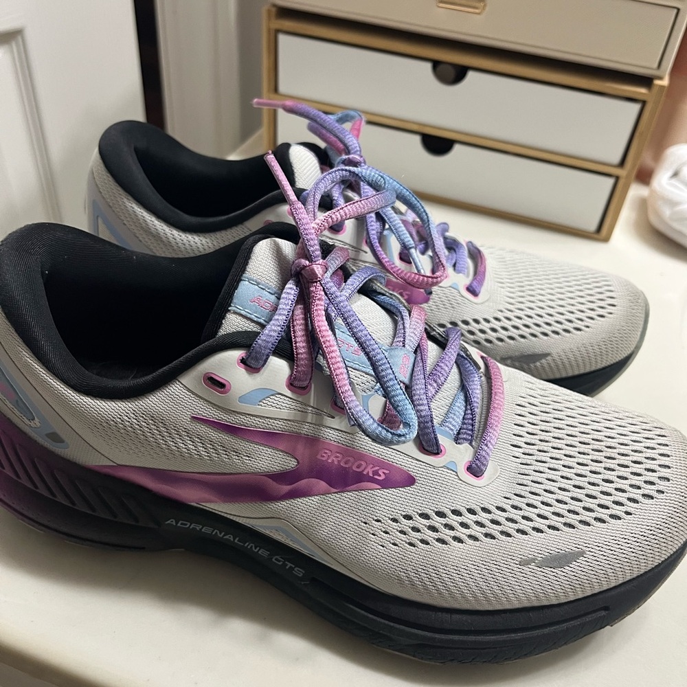 Brooks White and Purple Athletic Shoes with Breathable Mesh